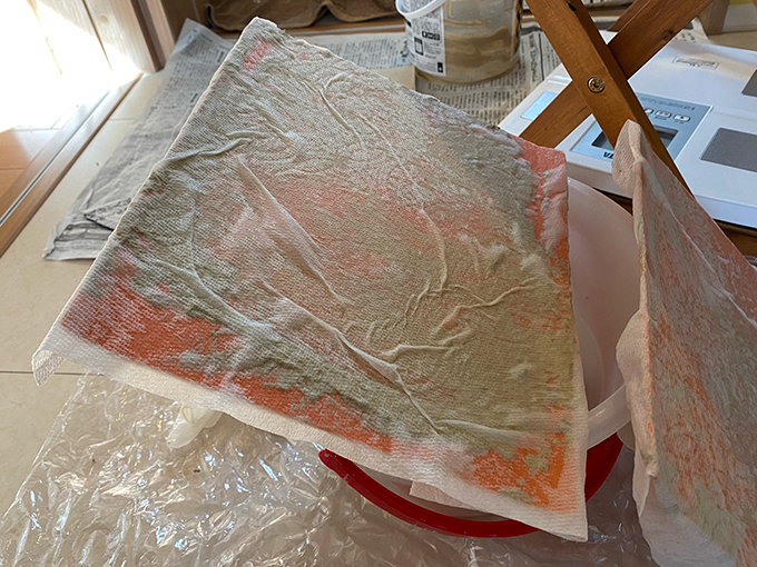 コテ板を濡らしたキッチンペーパーで覆い乾燥を防ぐ