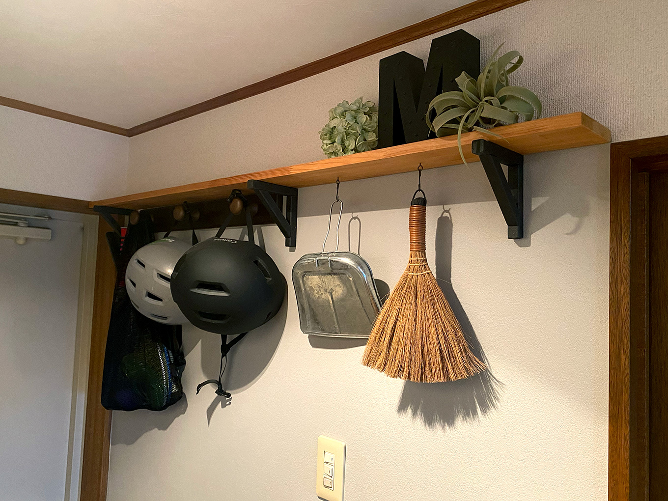 壁に穴を開けない！便利なDIYパーツを使った「壁掛け収納＆棚」実例5選 - Chocori’s DIY